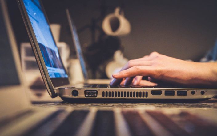 john-schnobrich-yFbyvpEGHFQ-unsplash Vigilance accrue en période de télétravail massif