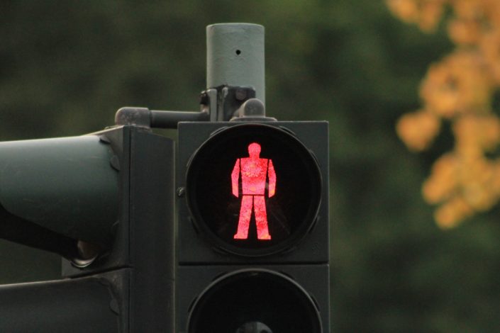 traffic-light-1236434_1920 itswednesdayinberlin CSE et confinement : on suspend ce qui n'est pas essentiel