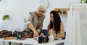 Femmes d'âges différents dans un atelier de couture