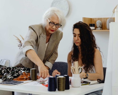 Femmes d'âges différents dans un atelier de couture